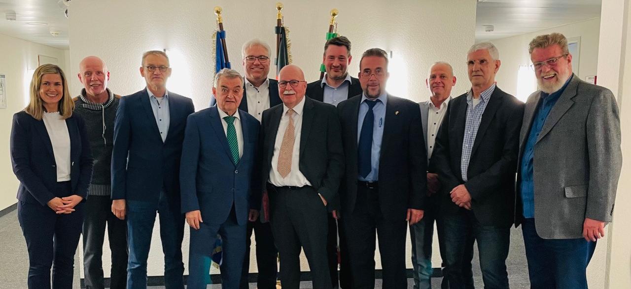 v.l.n.r.: Referatsleiterin Iris Bachetzky-Knust, Stellv. Bundesschützenmeister Walter Finke (BHDS), Vizepräsident Wolfgang Tönjann (WSB), Innenminister Herbert Reul MdL, Präsident Dr. Maik Hollmann (WSB), Präsident Jürgen Treppmann (RSB), Geschäftsführer Uwe Pakendorf (RSB), Markus Bartram (RSB), Stellv. Geschäftsführer Markus Bartsch (WSB), Referent Waffenrecht Manuel Bender (RSB) und Bundesschützenmeister Emil Vogt (BHDS)