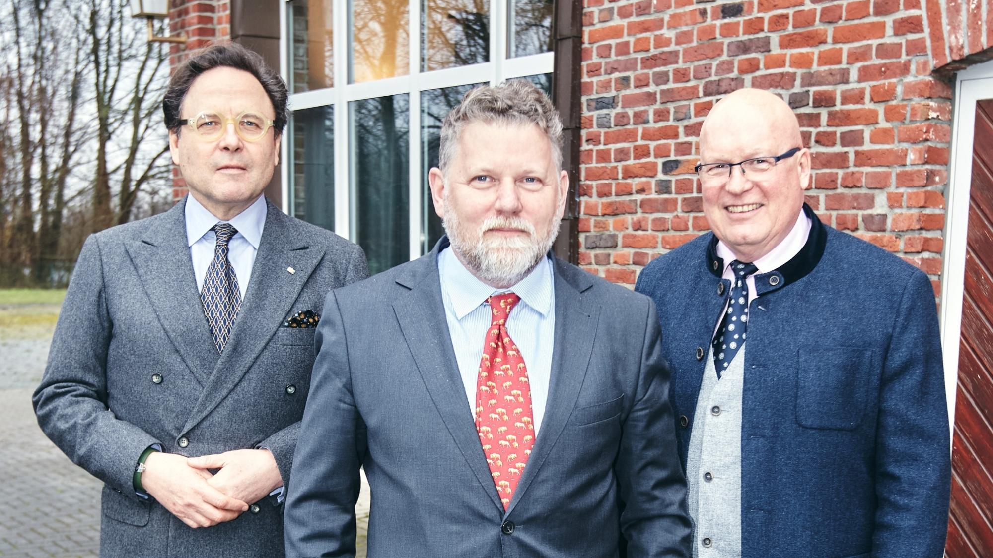 Der neue Hochmeister Max Freiherr Spies von Büllesheim mit seinem Vorgänger Emanuel Fürst zu Salm-Salm (links) und Bundesschützenmeister Robert Hoppe