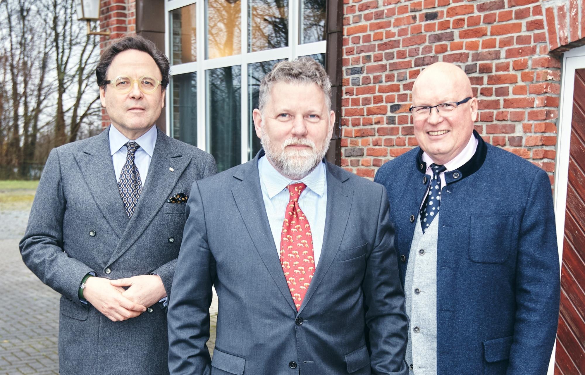 Der neue Hochmeister Max Freiherr Spies von Büllesheim mit seinem Vorgänger Emanuel Fürst zu Salm-Salm (links) und Bundesschützenmeister Robert Hoppe