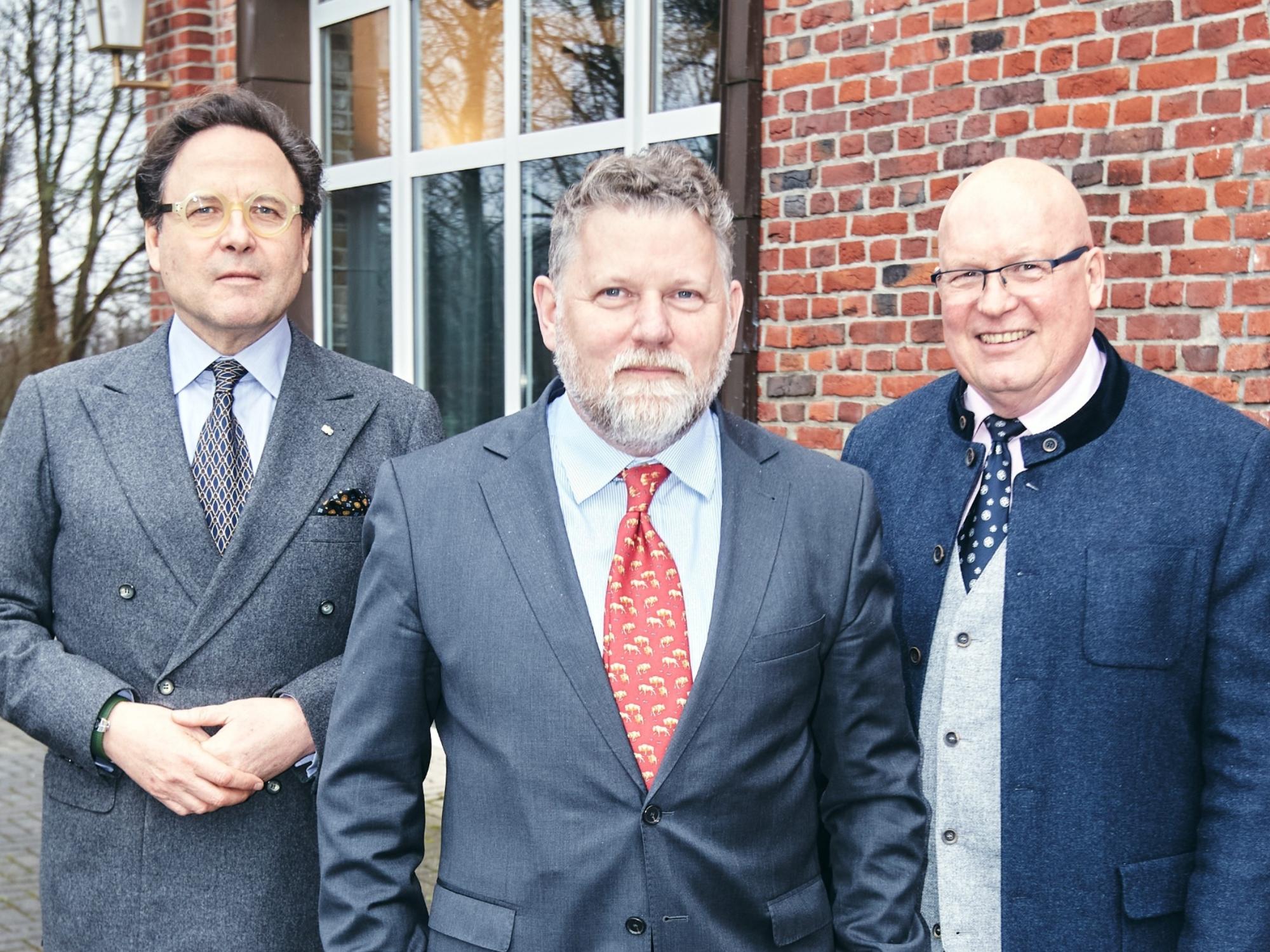 Der neue Hochmeister Max Freiherr Spies von Büllesheim mit seinem Vorgänger Emanuel Fürst zu Salm-Salm (links) und Bundesschützenmeister Robert Hoppe