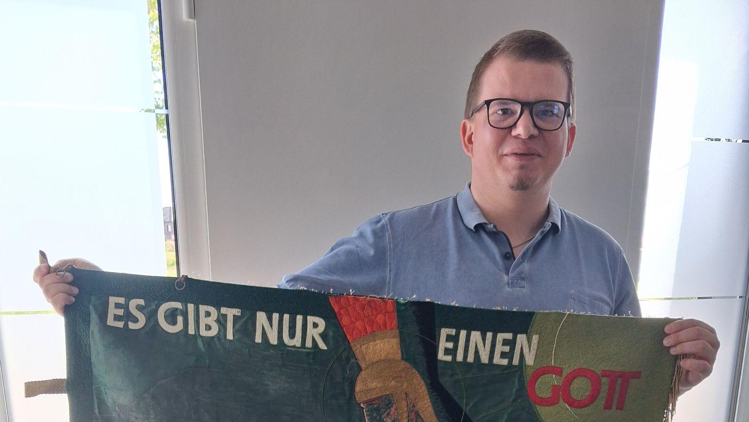 Aufwändig konserviert Alexander Tetzlaff in seiner Kunststickerei die erste Standarte des BDHS von 1951. Beim Bundesschützenfest in Damme soll sie dem neuen Hochmeister Max Freiherr Spies von Büllesheim übergeben werden.