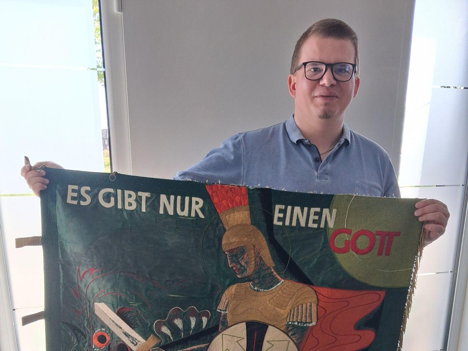 Aufwändig konserviert Alexander Tetzlaff in seiner Kunststickerei die erste Standarte des BDHS von 1951. Beim Bundesschützenfest in Damme soll sie dem neuen Hochmeister Max Freiherr Spies von Büllesheim übergeben werden.