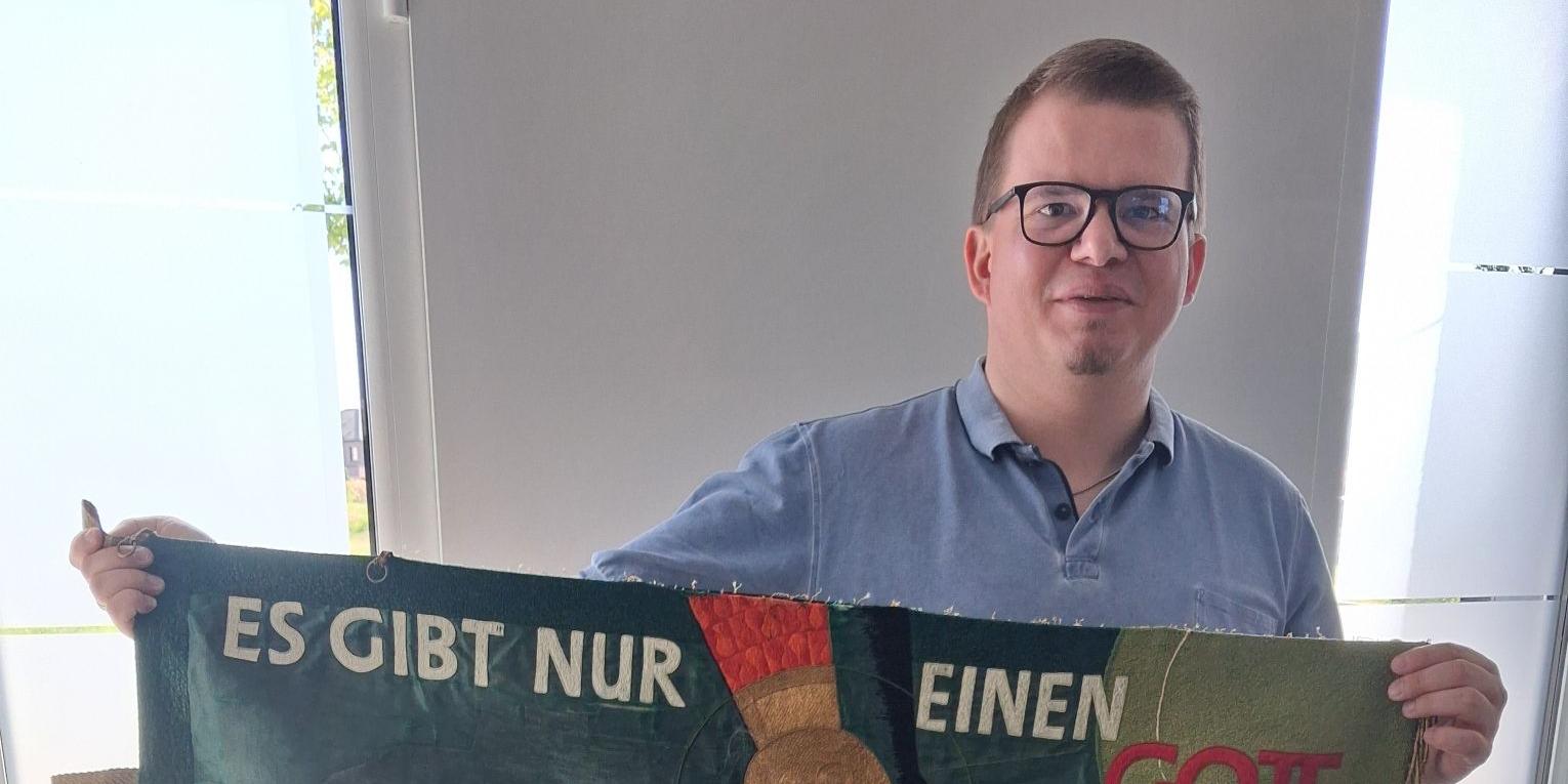 Aufwändig konserviert Alexander Tetzlaff in seiner Kunststickerei die erste Standarte des BDHS von 1951. Beim Bundesschützenfest in Damme soll sie dem neuen Hochmeister Max Freiherr Spies von Büllesheim übergeben werden.