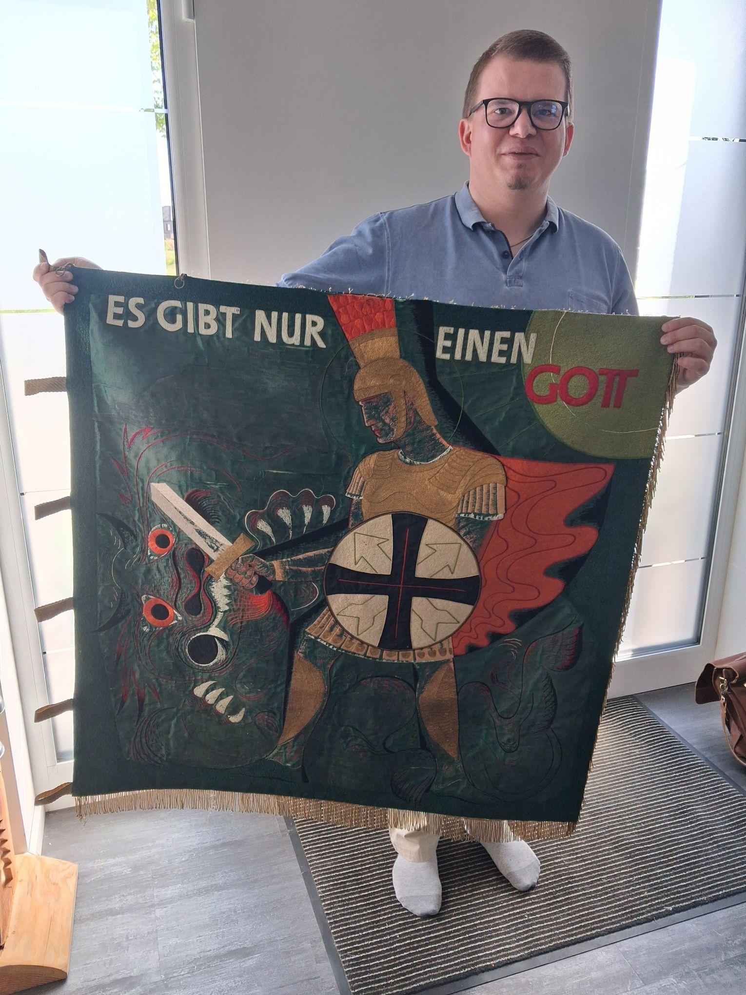 Aufwändig konserviert Alexander Tetzlaff in seiner Kunststickerei die erste Standarte des BDHS von 1951. Beim Bundesschützenfest in Damme soll sie dem neuen Hochmeister Max Freiherr Spies von Büllesheim übergeben werden.