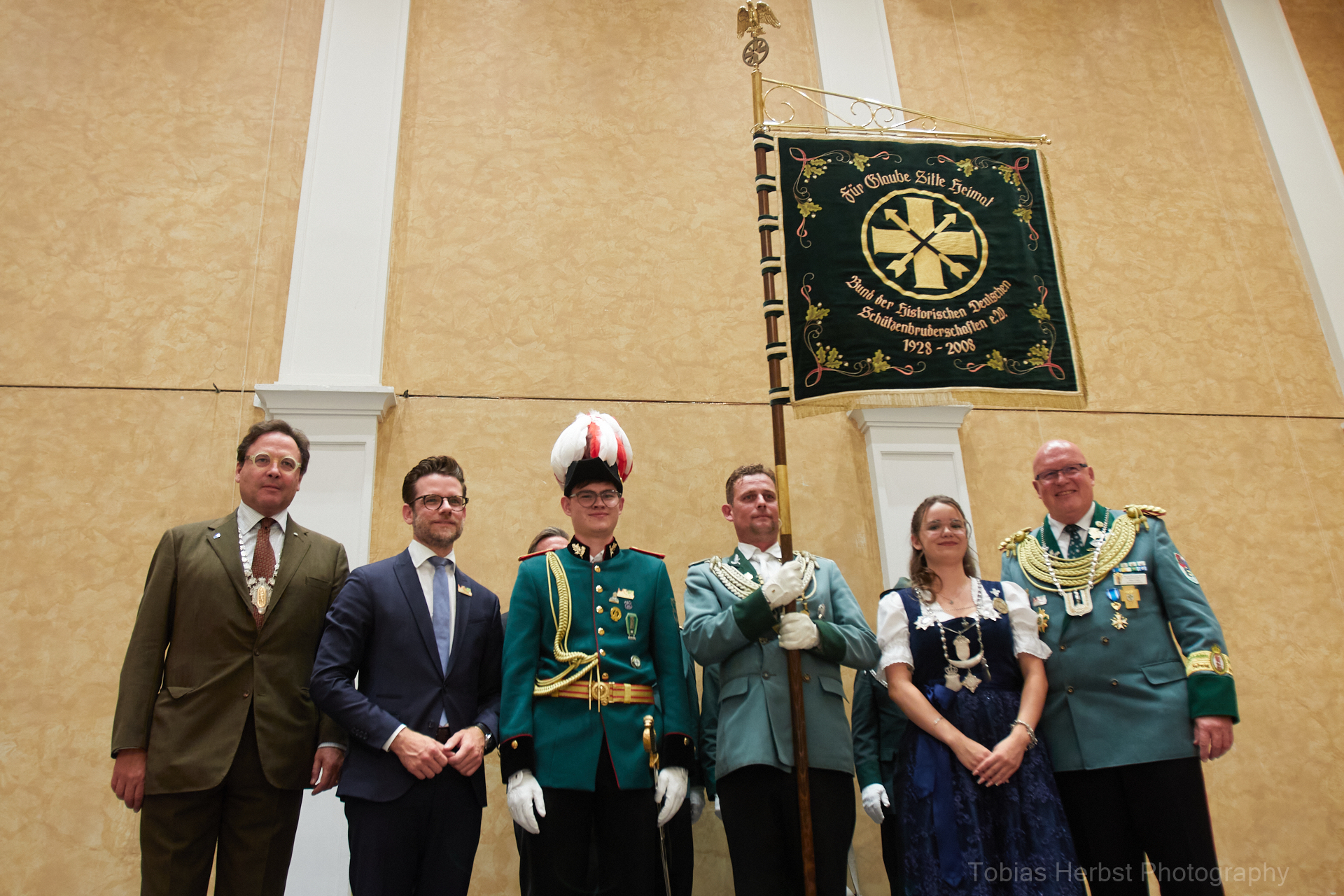 Hochmeister mit Bundesstandarte